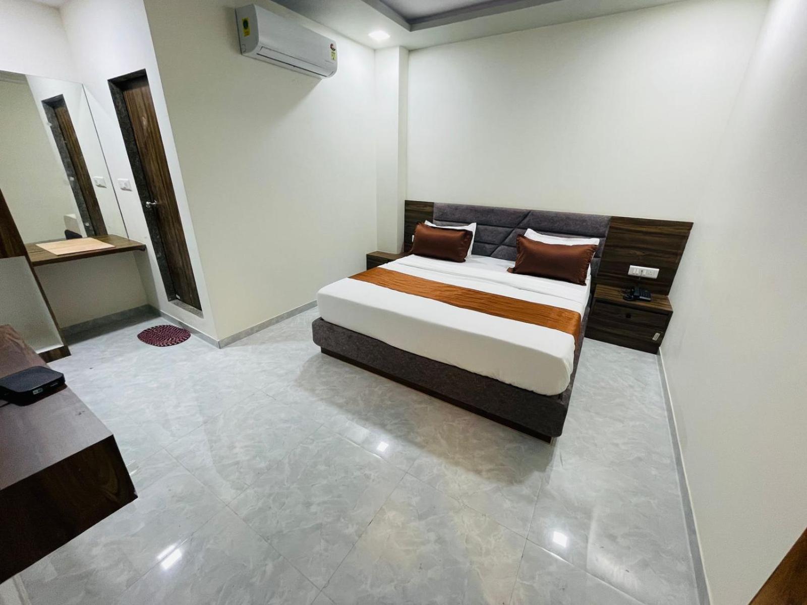 Hotel Nova Blue Ahmedabad Exterior foto